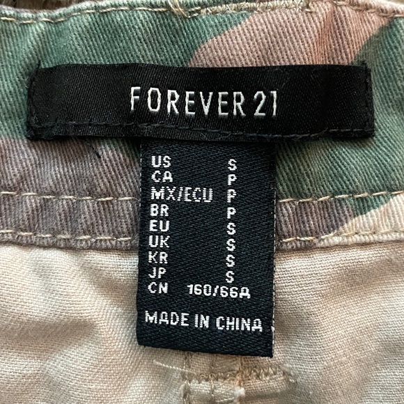 Forever 21 Camo Cargo Shorts - Picture 3 of 4